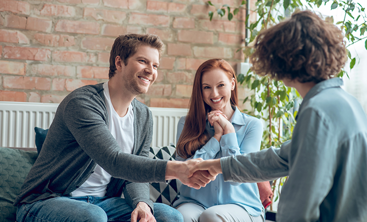 Persona llega a un acuerdo con bróker inmobiliario