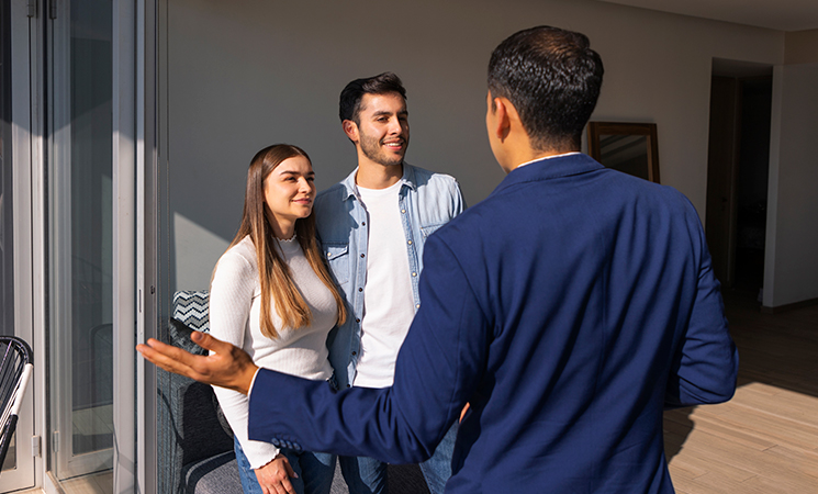 Personas hablando en un departamento