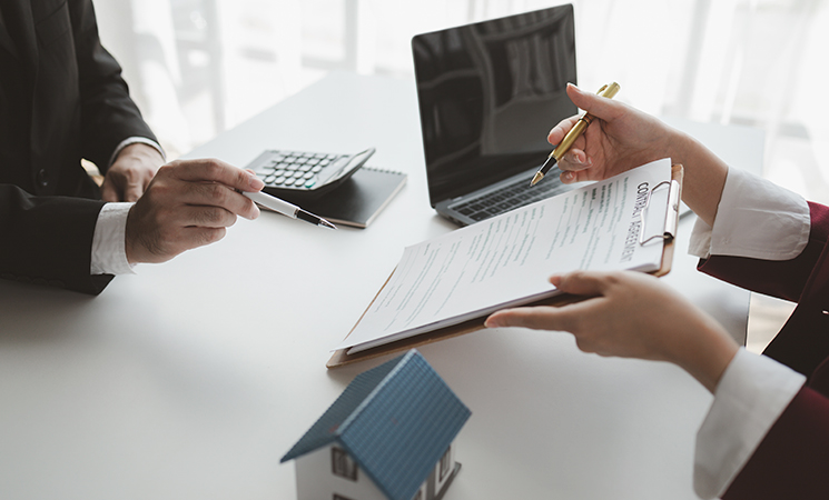 Firma de contrato inmobiliario