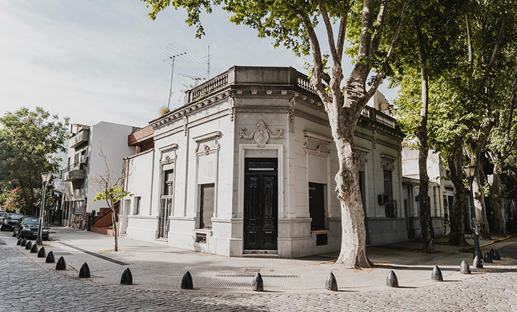 Casa blanca en una esquina de México