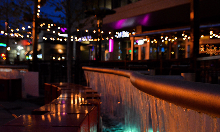 Restaurantes y bares iluminados como parte de la vida nocturna en Mérida