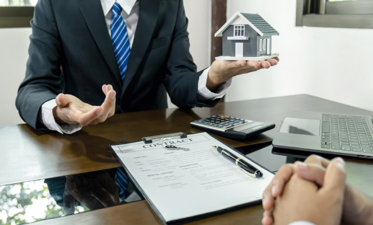 Asesor inmobiliario explicando información importante a su cliente. 